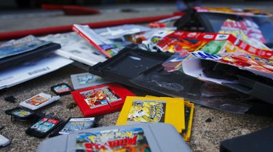 Videojuegos rotos y tirados en la calle