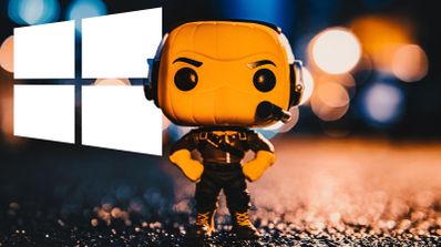 Imagen de un Funko de Fortnite con el logotipo de Windows 11