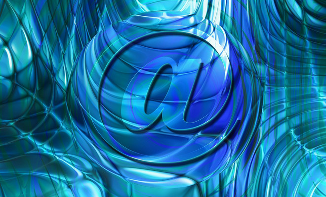 Signo de arroba en primer plano para los correos electrónicos sobre un fondo abstracto. Foto: Pixabay.