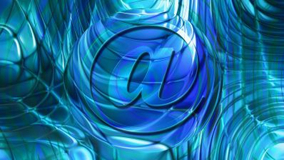 Signo de arroba en primer plano para los correos electrónicos sobre un fondo abstracto. Foto: Pixabay.