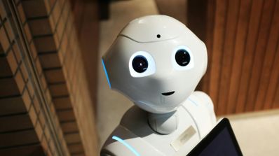 Robot sosteniendo objeto mirando a cámara