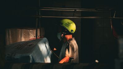 trabajador con casco