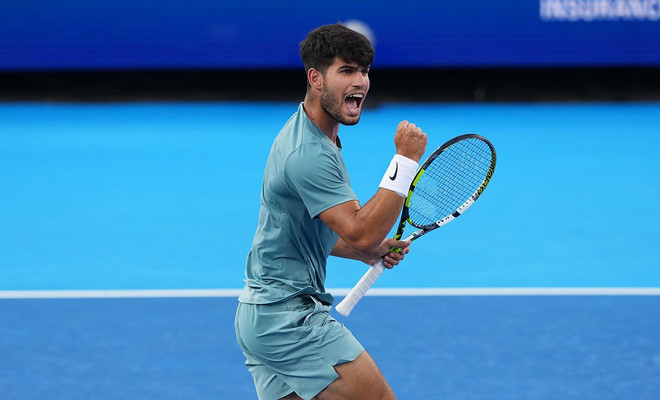 Carlitos celebrando la victoria en tenis