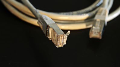 cable sobre fondo negro