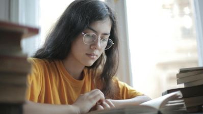 Opositora a examen de la AGE