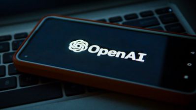 Logo de OpenAI sobre movil