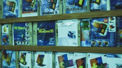 Diferentes versiones de Windows en estantería