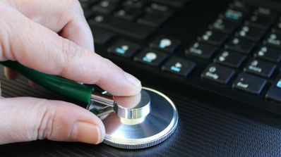 doctor pc con estetoscopio