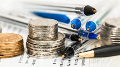 euros juntos a una serie de bolis