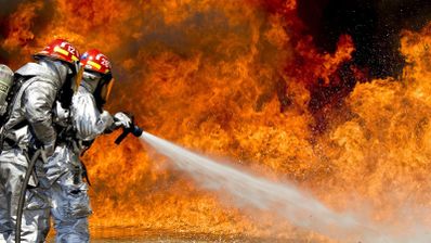 incendio bomberos apagando fuego