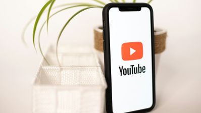 movil con youtube en pantalla