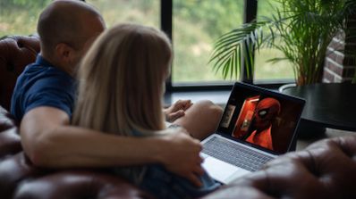 ordenador portatil reproducientdo streaming