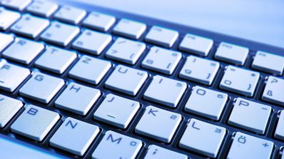 teclado en primer plano con las teclas blancas