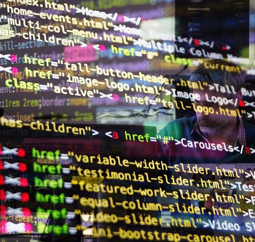 Ventana de un monitor con el correspondiente código fuente para programar.