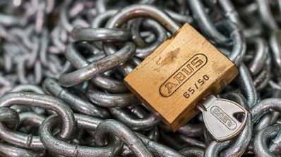 Candado sobre cadenas