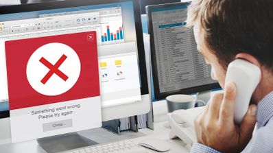 Usuario frustrado contactando al soporte técnico de Microsoft debido a un error de pantalla azul en Windows 11 tras intentar instalar una actualización