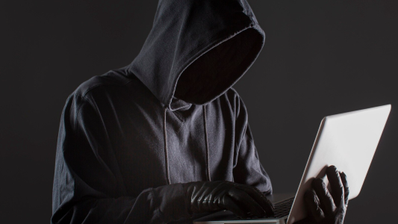 Ciberdelincuente utilizando su PC
