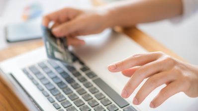 Usuario pagando a través de su PC