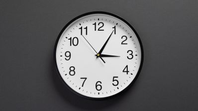 Reloj blanco sobre pared