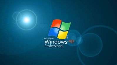 Logotipo de Windows XP Professional con un fondo artistico.