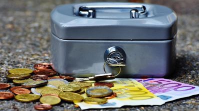 caja fuerte con algunos euros