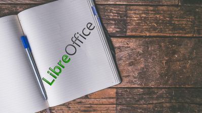 Cuaderno con el logotipo de la suite LibreOffice