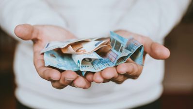 euros dinero en las manos