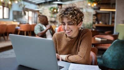 Estudiante con PC