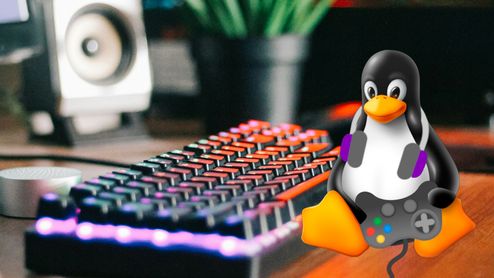 Ilustración del pingüino Tux, mascota de Linux, llevando auriculares de gamer y sentado frente a un monitor, simbolizando el gaming en el sistema operativo de código abierto.