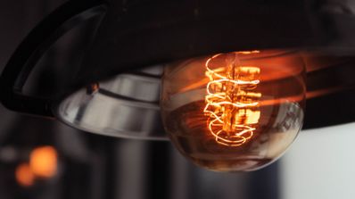 Filamento incandescente de una bombilla encendido