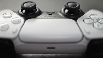 Mando en color blanco de la Play para jugar visto desde el frontal.
