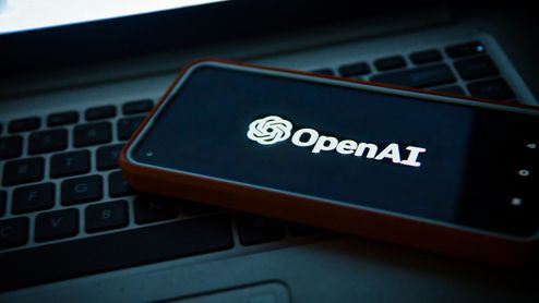 Móvil con el logo de Openai.