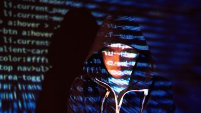Ilustración conceptual de un hacker ético analizando código binario, en relación con la noticia sobre ciberseguridad y malware