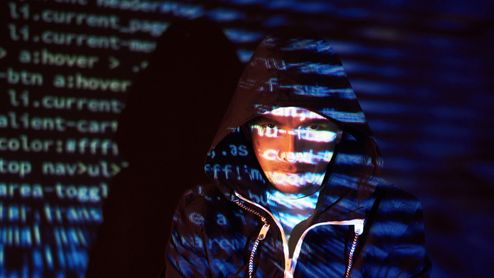 Ilustración conceptual de un hacker ético analizando código binario, en relación con la noticia sobre ciberseguridad y malware