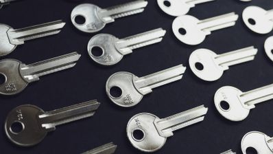 Concepto de seguridad digital con llaves metálicas sobre el teclado de un ordenador portátil, simbolizando un gestor de contraseñas como KeePass.