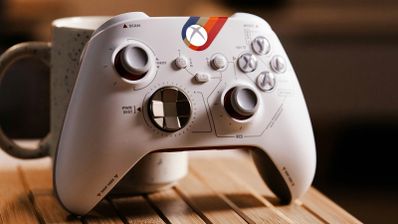 Mando de Xbox edición limitada de Starfield sobre una superficie oscura, destacando su diseño con colores y grabados inspirados en el videojuego.