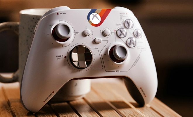 Mando de Xbox edición limitada de Starfield sobre una superficie oscura, destacando su diseño con colores y grabados inspirados en el videojuego.