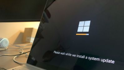 PC de Windows iniciando su sistema operativo en dispositivo portátil
