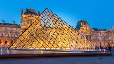 museo louvre noche