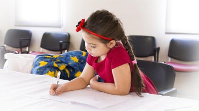 niña estudiando