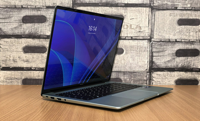 Ordenaror portátil con el sistema Windows arrancando en pantalla.