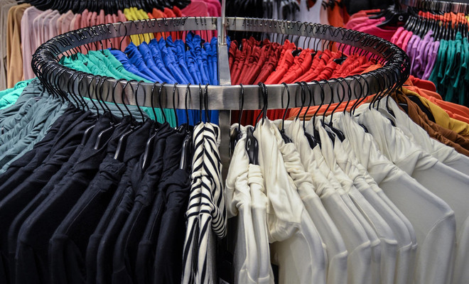 ChatGPT estrena una función que nos permite probarnos ropa y accesorios de forma y virtual: así funciona