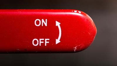 Palanca de emergencia roja, donde visualizamos dos movimientos posibles: on y off.