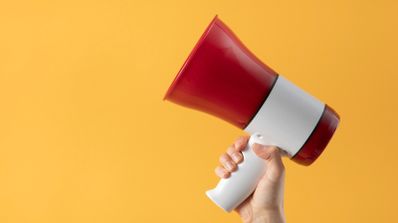Megáfono rojo sobre fondo blanco, haciendo referencia al aviso de Microsoft sobre la vulnerabilidad zero-day