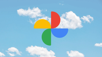 Símbolo oficial de Google Fotos con cielo despejado de fondo