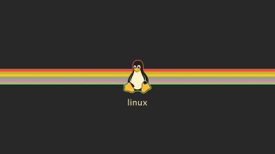 Fondo de escritorio de Linux, donde vemos la mascota pingüino Tux sobre una línea colorida y fondo oscuro