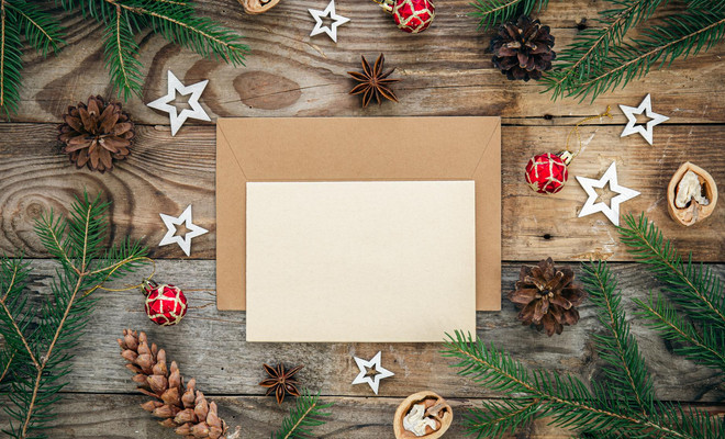 Postal navideña en blanco lista para rellenar con adornos navideños