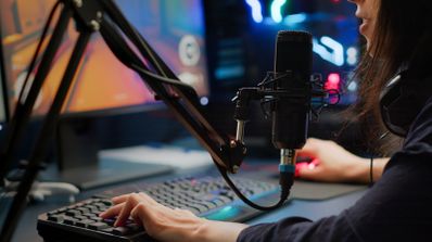 Usuario retransmitiendo mediante hardware y software profesional.