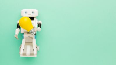 Figura de robot con bombilla entre las manos, que establece la capacidad de "crear" ideas.