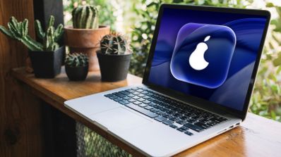 Ordenador portatil con el Linux pearOS en primer plano en pantalla.